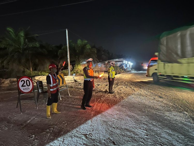 Aksi Sigap Tim Raicet Satlantas Polres Pelalawan, Kemacetan Panjang KM 75–83 Lintas Timur Akhirnya Terurai