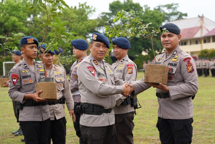 Inovasi Kapolda Riau, Personel Brimob Ulang Tahun Dapat Bibit Pohon