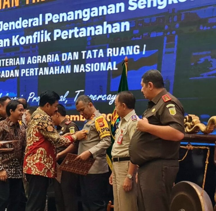 Kapolda Malut Irjen Pol. Midi Siswoko, S.I.K. Menerima Penghargaan Dan Penyematan Pin Emas Dari Menteri ATN  atau BPN