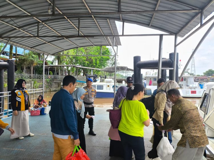 Subsatgas Banops Polairud Ops Ketupat LK 2024 Pantau Pemudik di Pelabuhan Sei.Duku