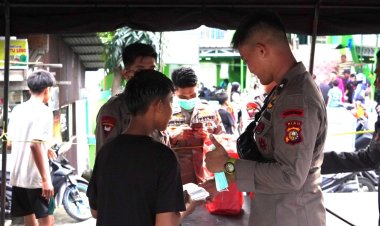 Satuan Brimob Polda Riau Menggelar Kendaraan Dapur Lapangan Bantu Korban Banjir