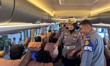 Ditlantas Polda Riau dan Tim Takjil Bagikan 200 Paket Berbuka untuk Pemudik dan Driver Bus