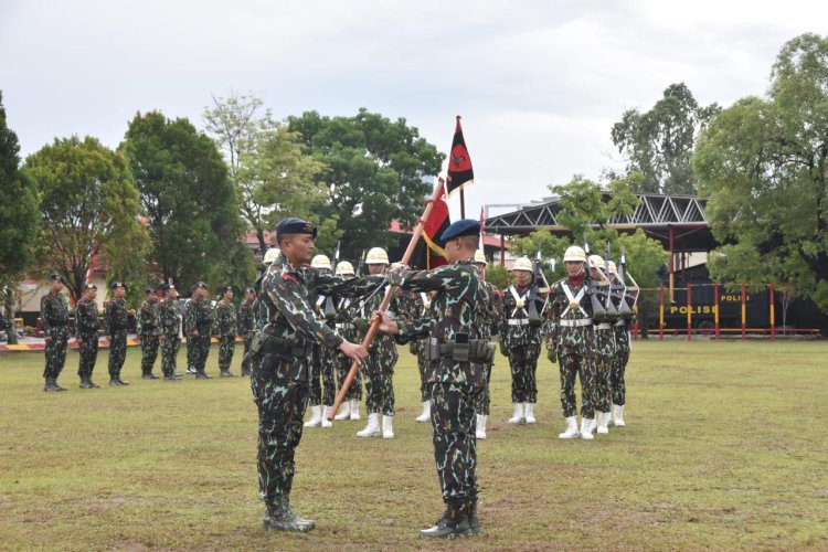 Dansat Brimob Polda Riau Pimpin Upacara Serah Terima Tunggul Batalyon A dan Batalyon B Pelopor