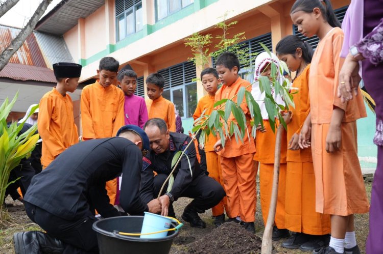 Brimob Polda Riau Tanam Kepedulian Sejak Dini: Bagi MBG dan Ajak Siswa-siswi Lestarikan Lingkungan